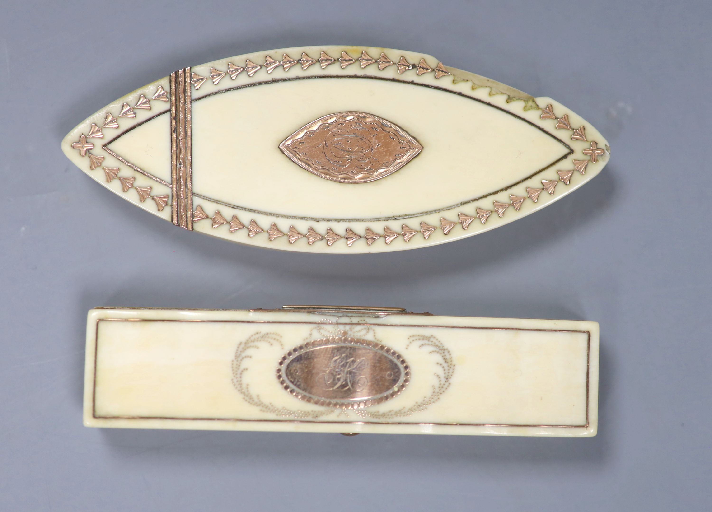 Two George III gold-mounted ivory toothpicks cases, both with mirrors to the interior, 8.5 x 2cm and 9.5 x 3.5cm, (AF) (2).